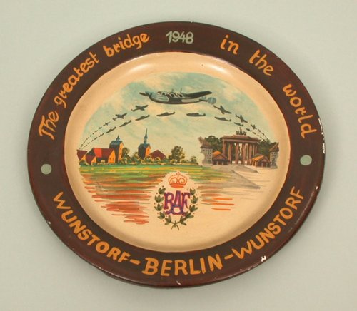 Bemalter Teller, der Flugzeuge in der Luft zeigt und die Inschrift „Die größte Brücke der Welt 1948 Wunstorf – Berlin – Wunstorf“ trägt.