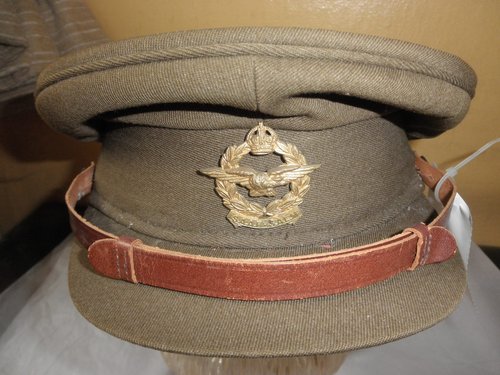 SAAF cap front with gold badge, dated 1945, (Militärhistorisches Museum Berlin-Gatow / AAAC3303-1). The bilingual abbreviations stood for ‘South African Air Force and Suid-Afrikaanse Lugmag‘. 