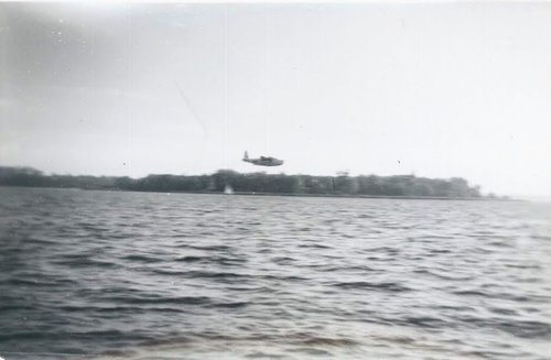 Private Aufnahme einer landenden RAF-Sunderland Maschine vom Gatower Ufer der Havel aus, Juli 1948, (Militärhistorisches Museum Berlin-Gatow / ABAB8131).