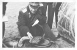 Ein sowjetischer Offizier betrachtet die Überreste des Viking-Flugzeugwracks im April 1948