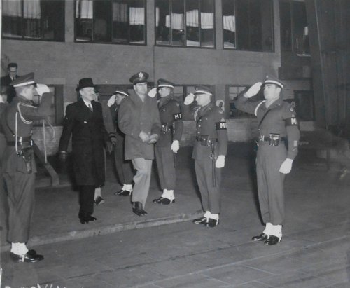 Minister Attlee und Flughafenkommandeur Delacey werden in Tempelhof von Soldaten gegrüßt.