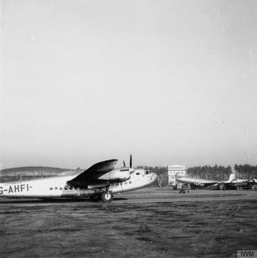 Eine Avro York Transportmaschine der BEA Fluggesellschaft auf dem Flugplatz RAF Wunstdorf, November 1948, (Imperial War Museum / © IWM HU 98413).