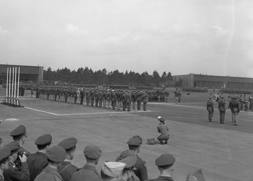 Hunderte von Soldaten marschieren während der Parade an der Tribüne vorbei.