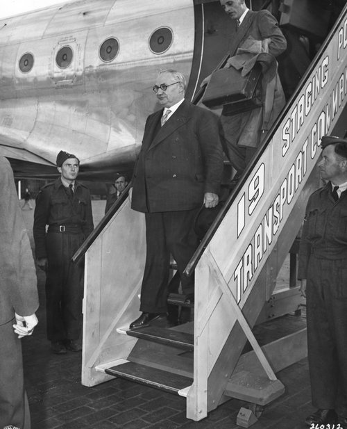 Foto von Männern, die eine Flugzeugtreppe hinabsteigen.