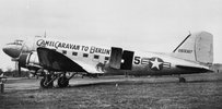 Dieses C-47 Flugzeug mit der Aufschrift „Kamel-Karawane nach Berlin“ hat Clarence befördert, 1948.