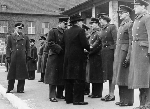 Der Premierminister Clement Attlee spricht mit dem Kommandierenden Offizier des WRAF-Kontingents in Gatow