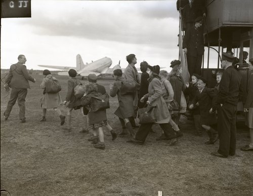 Berlin children are heading towards the aircraft that will soon fly them away. Berlin-Gatow airfield, September 20, 1948, (Militärhistorisches Museum / Pawlowski).  