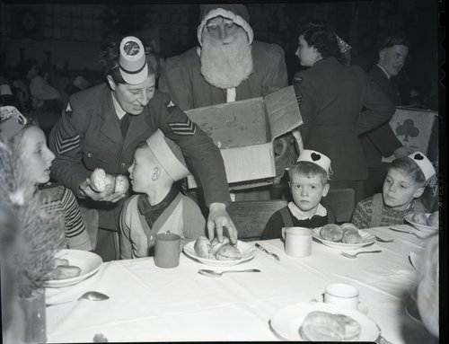 Die Royal Air Force in Berlin-Gatow veranstaltete am 21. und 22. Dezember 1948 ein Weihnachtsfest für einige hundert eingeladene deutsche Kinder. Diese erhielten eine kostenlose Mahlzeit und Geschenke. (Militärhistorisches Museum Berlin Gatow / G 481217).