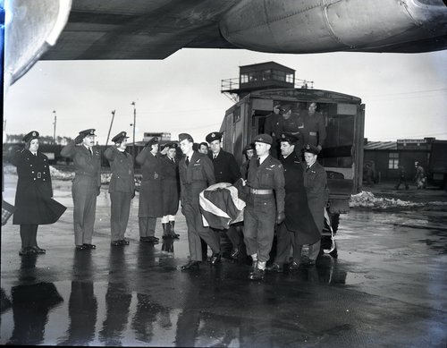 Transfer of victims of a British plane crash to England.