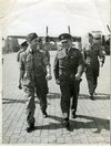 Bild von Männern in RAF-Uniformen, die auf die Kamera zugehen.