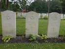  Bild der Grabsteine für RAF Engineer II R.R. Gibbs, RAF Flying Officer I.R. Donaldson und Navigator I W.G. Page (Berlin-Charlottenburg, Juli 2024 / Private Aufnahme).