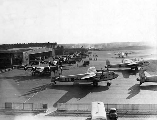 Mehrere Transportflugzeuge parkten auf einem Flugplatz.