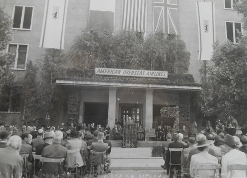 In front of the American Overseas Airlines building mayor Reuter held a speech for invited guests, June 25th, 1949