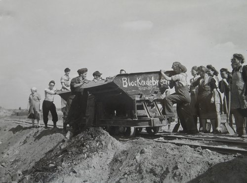 Frauen beim Beladen einer Kipplore während des Baus von Tegel am 30. August 1948.