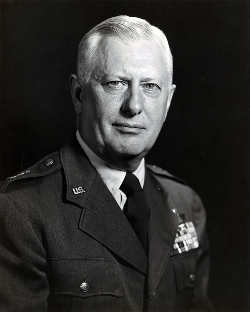 Porträtfoto von General Tunner in Uniform der US Air Force.